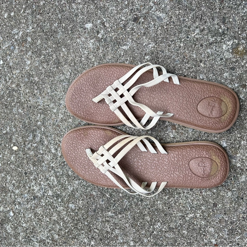 sanuk flip flop style sandal size 10 in a pewter / silver-gold color